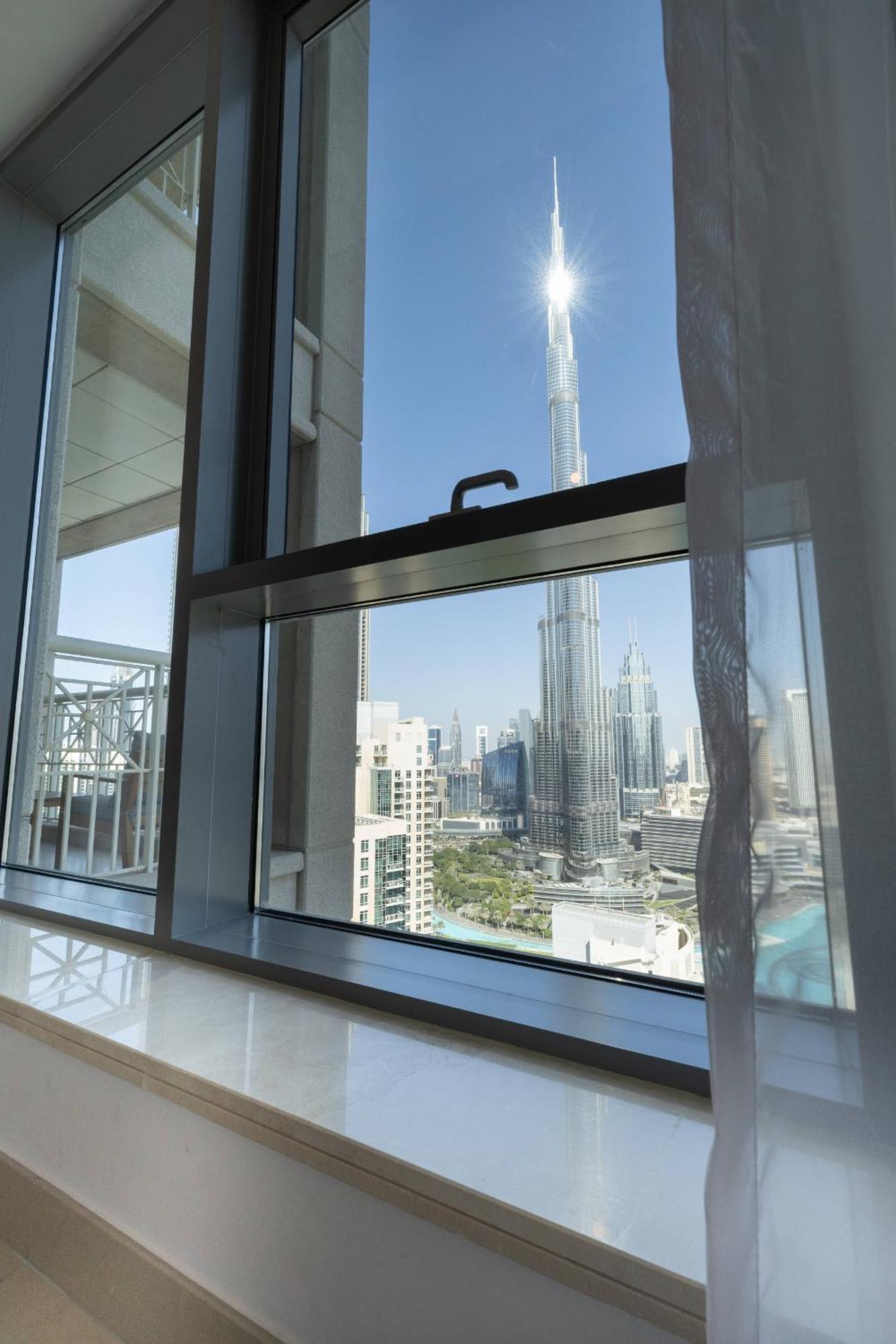 Signature Burj Khalifa View Residence Дубай Екстериор снимка