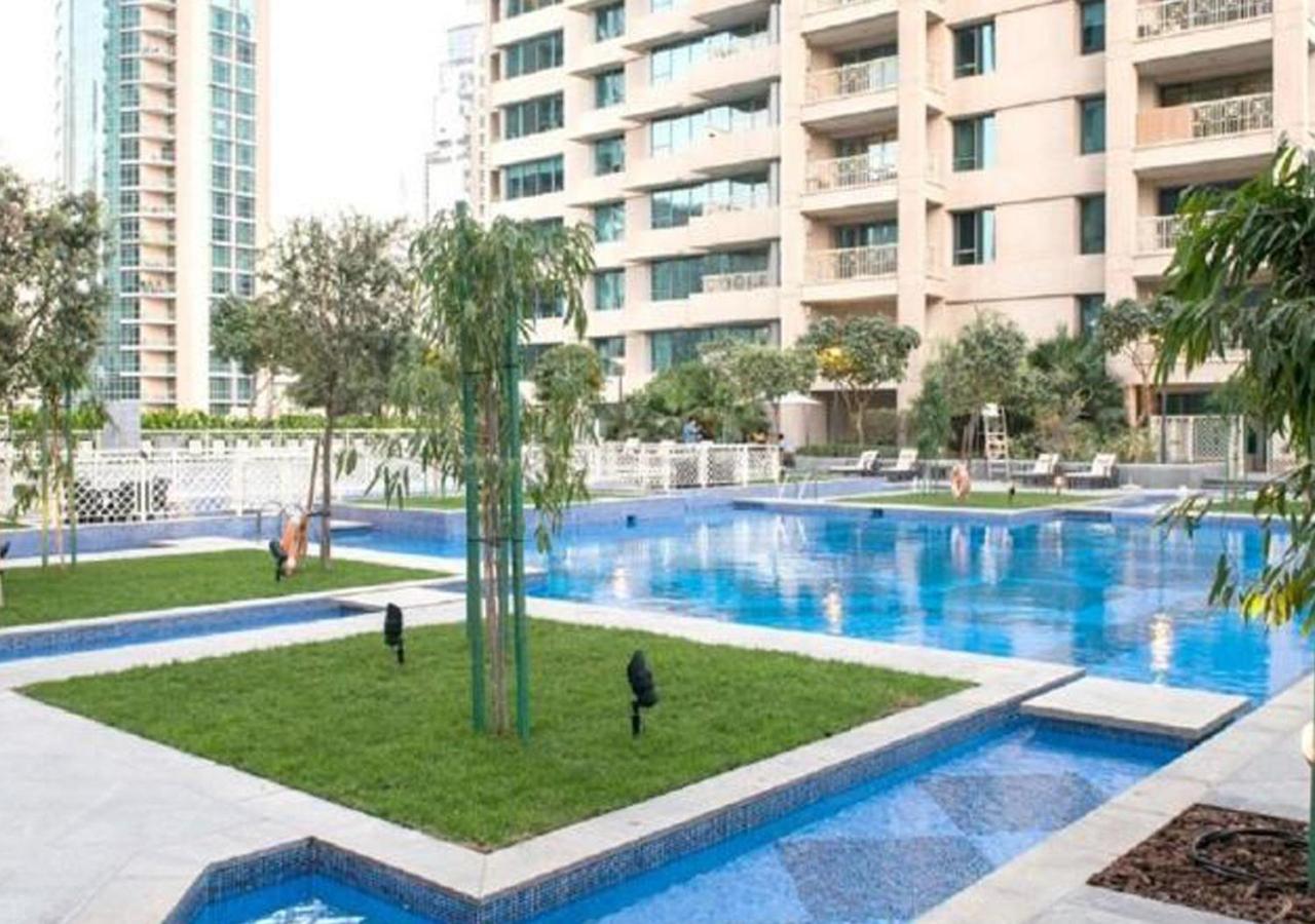 Signature Burj Khalifa View Residence Дубай Екстериор снимка