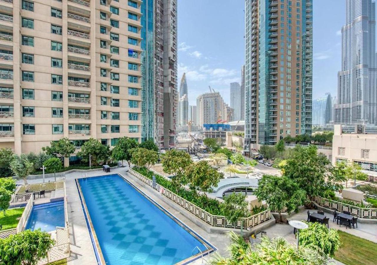 Signature Burj Khalifa View Residence Дубай Екстериор снимка