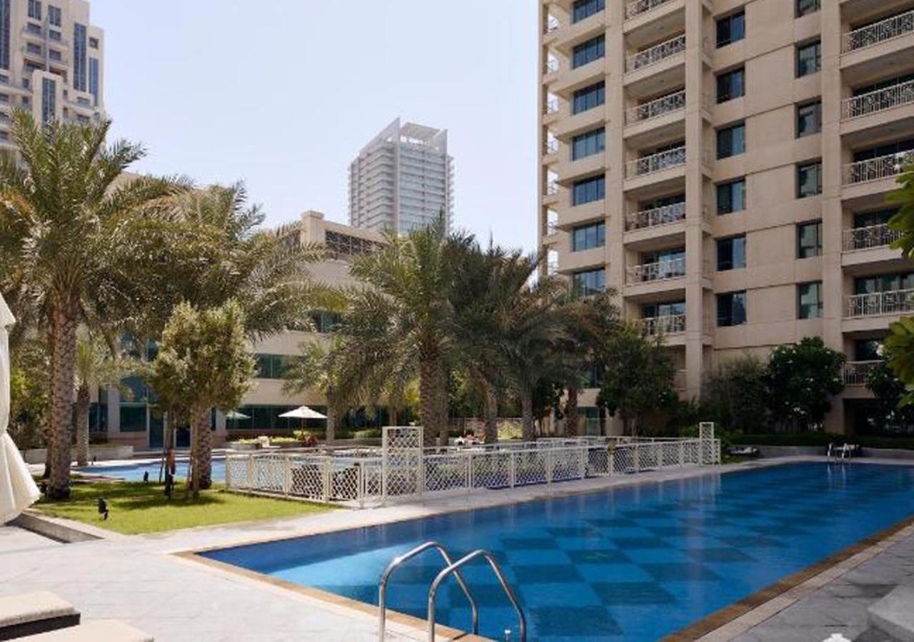Signature Burj Khalifa View Residence Дубай Екстериор снимка